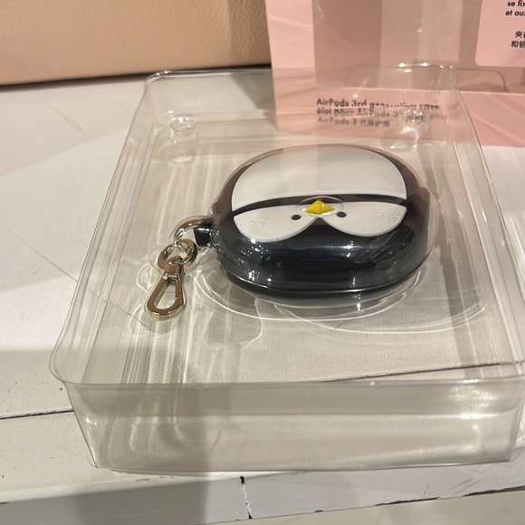 Kate Spade New York Penguin AirPods Silicon Tech Accessorie - Picture 12 of 16